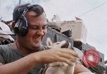 Standbild US-Soldaten laden Haubitzen und Hubschrauber während Betrieb Somerset Vietnam, 1968, aus Sekunde 57 historischem Filmmaterial Videoclip 65675026850