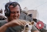 Standbild US-Soldaten laden Haubitzen und Hubschrauber während Betrieb Somerset Vietnam, 1968, aus Sekunde 58 historischem Filmmaterial Videoclip 65675026850
