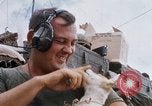 Standbild US-Soldaten laden Haubitzen und Hubschrauber während Betrieb Somerset Vietnam, 1968, aus Sekunde 59 historischem Filmmaterial Videoclip 65675026850