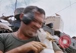 Standbild US-Soldaten laden Haubitzen und Hubschrauber während Betrieb Somerset Vietnam, 1968, aus Sekunde 60 historischem Filmmaterial Videoclip 65675026850