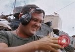 Standbild US-Soldaten laden Haubitzen und Hubschrauber während Betrieb Somerset Vietnam, 1968, aus Sekunde 61 historischem Filmmaterial Videoclip 65675026850