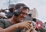 Standbild US-Soldaten laden Haubitzen und Hubschrauber während Betrieb Somerset Vietnam, 1968, aus Sekunde 62 historischem Filmmaterial Videoclip 65675026850