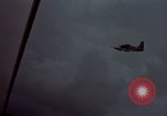 Standbild USAF A-1E skyraider Bien Hoa Vietnam ab, 1965, aus Sekunde 6 historischem Filmmaterial Videoclip 65675026851