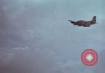 Standbild USAF A-1E skyraider Bien Hoa Vietnam ab, 1965, aus Sekunde 14 historischem Filmmaterial Videoclip 65675026851