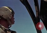 Standbild USAF A-1E Flugzeuge fallende Bomben Bien Hoa Vietnam ab, 1965, aus Sekunde 15 historischem Filmmaterial Videoclip 65675026852