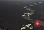 Standbild USAF A-1E Flugzeuge fallende Bomben Bien Hoa Vietnam ab, 1965, aus Sekunde 18 historischem Filmmaterial Videoclip 65675026852