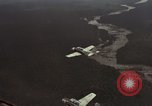 Standbild USAF A-1E Flugzeuge fallende Bomben Bien Hoa Vietnam ab, 1965, aus Sekunde 20 historischem Filmmaterial Videoclip 65675026852