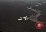 Standbild USAF A-1E Flugzeuge fallende Bomben Bien Hoa Vietnam ab, 1965, aus Sekunde 21 historischem Filmmaterial Videoclip 65675026852