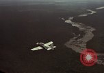 Standbild USAF A-1E Flugzeuge fallende Bomben Bien Hoa Vietnam ab, 1965, aus Sekunde 22 historischem Filmmaterial Videoclip 65675026852