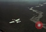 Standbild USAF A-1E Flugzeuge fallende Bomben Bien Hoa Vietnam ab, 1965, aus Sekunde 23 historischem Filmmaterial Videoclip 65675026852