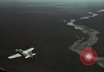Standbild USAF A-1E Flugzeuge fallende Bomben Bien Hoa Vietnam ab, 1965, aus Sekunde 24 historischem Filmmaterial Videoclip 65675026852