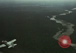 Standbild USAF A-1E Flugzeuge fallende Bomben Bien Hoa Vietnam ab, 1965, aus Sekunde 25 historischem Filmmaterial Videoclip 65675026852