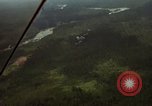 Standbild USAF A-1E Flugzeuge fallende Bomben Bien Hoa Vietnam ab, 1965, aus Sekunde 29 historischem Filmmaterial Videoclip 65675026852
