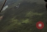 Standbild USAF A-1E Flugzeuge fallende Bomben Bien Hoa Vietnam ab, 1965, aus Sekunde 31 historischem Filmmaterial Videoclip 65675026852