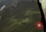 Standbild USAF A-1E Flugzeuge fallende Bomben Bien Hoa Vietnam ab, 1965, aus Sekunde 32 historischem Filmmaterial Videoclip 65675026852