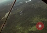 Standbild USAF A-1E Flugzeuge fallende Bomben Bien Hoa Vietnam ab, 1965, aus Sekunde 33 historischem Filmmaterial Videoclip 65675026852