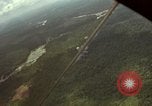 Standbild USAF A-1E Flugzeuge fallende Bomben Bien Hoa Vietnam ab, 1965, aus Sekunde 34 historischem Filmmaterial Videoclip 65675026852