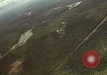 Standbild USAF A-1E Flugzeuge fallende Bomben Bien Hoa Vietnam ab, 1965, aus Sekunde 36 historischem Filmmaterial Videoclip 65675026852