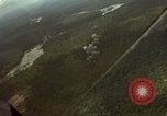 Standbild USAF A-1E Flugzeuge fallende Bomben Bien Hoa Vietnam ab, 1965, aus Sekunde 37 historischem Filmmaterial Videoclip 65675026852