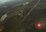 Standbild USAF A-1E Flugzeuge fallende Bomben Bien Hoa Vietnam ab, 1965, aus Sekunde 38 historischem Filmmaterial Videoclip 65675026852