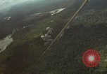 Standbild USAF A-1E Flugzeuge fallende Bomben Bien Hoa Vietnam ab, 1965, aus Sekunde 39 historischem Filmmaterial Videoclip 65675026852