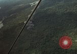 Standbild USAF A-1E Flugzeuge fallende Bomben Bien Hoa Vietnam ab, 1965, aus Sekunde 40 historischem Filmmaterial Videoclip 65675026852