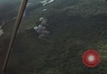 Standbild USAF A-1E Flugzeuge fallende Bomben Bien Hoa Vietnam ab, 1965, aus Sekunde 41 historischem Filmmaterial Videoclip 65675026852