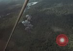 Standbild USAF A-1E Flugzeuge fallende Bomben Bien Hoa Vietnam ab, 1965, aus Sekunde 42 historischem Filmmaterial Videoclip 65675026852