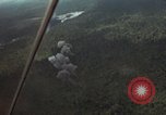 Standbild USAF A-1E Flugzeuge fallende Bomben Bien Hoa Vietnam ab, 1965, aus Sekunde 43 historischem Filmmaterial Videoclip 65675026852