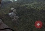 Standbild USAF A-1E Flugzeuge fallende Bomben Bien Hoa Vietnam ab, 1965, aus Sekunde 46 historischem Filmmaterial Videoclip 65675026852