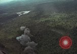 Standbild USAF A-1E Flugzeuge fallende Bomben Bien Hoa Vietnam ab, 1965, aus Sekunde 47 historischem Filmmaterial Videoclip 65675026852