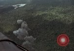 Standbild USAF A-1E Flugzeuge fallende Bomben Bien Hoa Vietnam ab, 1965, aus Sekunde 48 historischem Filmmaterial Videoclip 65675026852