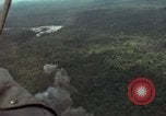 Standbild USAF A-1E Flugzeuge fallende Bomben Bien Hoa Vietnam ab, 1965, aus Sekunde 49 historischem Filmmaterial Videoclip 65675026852