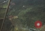 Standbild USAF A-1E Flugzeuge fallende Bomben Bien Hoa Vietnam ab, 1965, aus Sekunde 51 historischem Filmmaterial Videoclip 65675026852