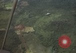 Standbild USAF A-1E Flugzeuge fallende Bomben Bien Hoa Vietnam ab, 1965, aus Sekunde 53 historischem Filmmaterial Videoclip 65675026852
