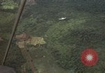 Standbild USAF A-1E Flugzeuge fallende Bomben Bien Hoa Vietnam ab, 1965, aus Sekunde 54 historischem Filmmaterial Videoclip 65675026852