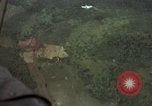 Standbild USAF A-1E Flugzeuge fallende Bomben Bien Hoa Vietnam ab, 1965, aus Sekunde 55 historischem Filmmaterial Videoclip 65675026852