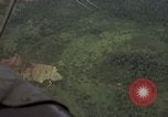 Standbild USAF A-1E Flugzeuge fallende Bomben Bien Hoa Vietnam ab, 1965, aus Sekunde 56 historischem Filmmaterial Videoclip 65675026852