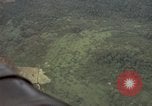 Standbild USAF A-1E Flugzeuge fallende Bomben Bien Hoa Vietnam ab, 1965, aus Sekunde 57 historischem Filmmaterial Videoclip 65675026852
