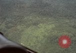 Standbild USAF A-1E Flugzeuge fallende Bomben Bien Hoa Vietnam ab, 1965, aus Sekunde 58 historischem Filmmaterial Videoclip 65675026852