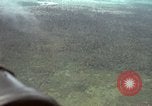 Standbild USAF A-1E Flugzeuge fallende Bomben Bien Hoa Vietnam ab, 1965, aus Sekunde 59 historischem Filmmaterial Videoclip 65675026852
