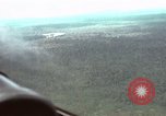 Standbild USAF A-1E Flugzeuge fallende Bomben Bien Hoa Vietnam ab, 1965, aus Sekunde 60 historischem Filmmaterial Videoclip 65675026852