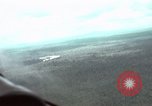 Standbild USAF A-1E Flugzeuge fallende Bomben Bien Hoa Vietnam ab, 1965, aus Sekunde 61 historischem Filmmaterial Videoclip 65675026852