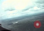 Standbild USAF A-1E Flugzeuge fallende Bomben Bien Hoa Vietnam ab, 1965, aus Sekunde 62 historischem Filmmaterial Videoclip 65675026852