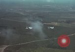Standbild zwei USAF A-1E Flugzeuge fliegen Bien Hoa Vietnam ab, 1965, aus Sekunde 9 historischem Filmmaterial Videoclip 65675026853