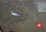 Standbild USAF A-1E skyraiders Loslassen napalm fällt Bien Hoa Vietnam ab, 1965, aus Sekunde 13 historischem Filmmaterial Videoclip 65675026854