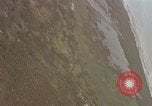 Standbild USAF A-1E skyraiders Loslassen napalm fällt Bien Hoa Vietnam ab, 1965, aus Sekunde 15 historischem Filmmaterial Videoclip 65675026854