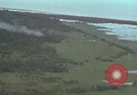Standbild USAF A-1E skyraiders Loslassen napalm fällt Bien Hoa Vietnam ab, 1965, aus Sekunde 30 historischem Filmmaterial Videoclip 65675026854