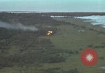 Standbild USAF A-1E skyraiders Loslassen napalm fällt Bien Hoa Vietnam ab, 1965, aus Sekunde 32 historischem Filmmaterial Videoclip 65675026854