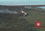 Standbild USAF A-1E skyraiders Loslassen napalm fällt Bien Hoa Vietnam ab, 1965, aus Sekunde 35 historischem Filmmaterial Videoclip 65675026854